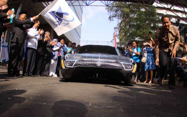 Menristek Dikti M. Nasir melepas mobil listrik bertenaga surya