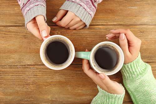 Ilustrasi minum kopi bersama gebetan (Shutterstock).