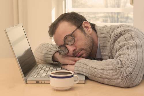 Segelas kopi sebelum tidur siang bisa tingkatkan produktivitas (Shutterstock).