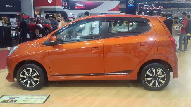 Salah satu mobil Daihatsu Ayla 'limited edition' di GIIAS 2015, Senin (24/8/2015). [Suara.com/Deny Yuliansari]