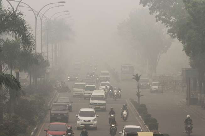 Kabut asap mengganggu jarak pandang di sebagian kota besar di Indonesia. (Antara/Rony Muharrman)