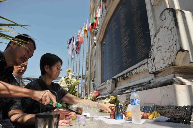 Mengenang 13 tahun tragedi bom Bali I di Monumen Bom Bali, Legian, Kuta, Bali, Senin (12/10).