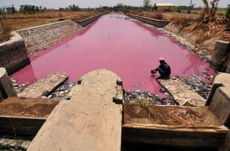 Sungai Brebes tercemar limbah