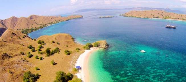 Pantai Pink, NTT. (Indonesia Travel)