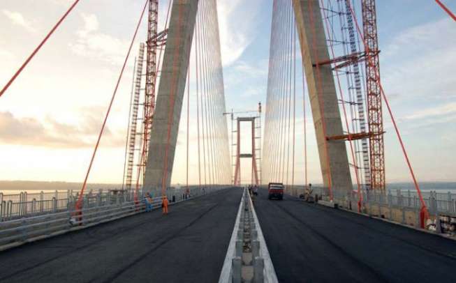 Jembatan Suramadu yang menghubungkan Pulau Jawa dengan Pulau Madura [pustakapu.go.id]