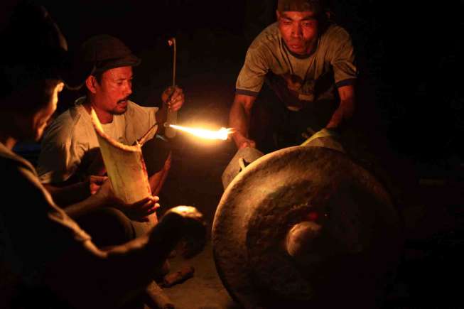 Para perajin gong di Wirun, Mojolaban, Sukoharjo, Jawa Tengah.