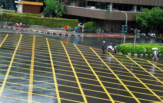 Yellow box junction di kawasan MH Thamrin, Jakarta, Kamis (11/2).