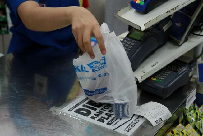 Kantong plastik di salah satu mini market di Pasar Rumput, Jakarta, Senin (21/2).