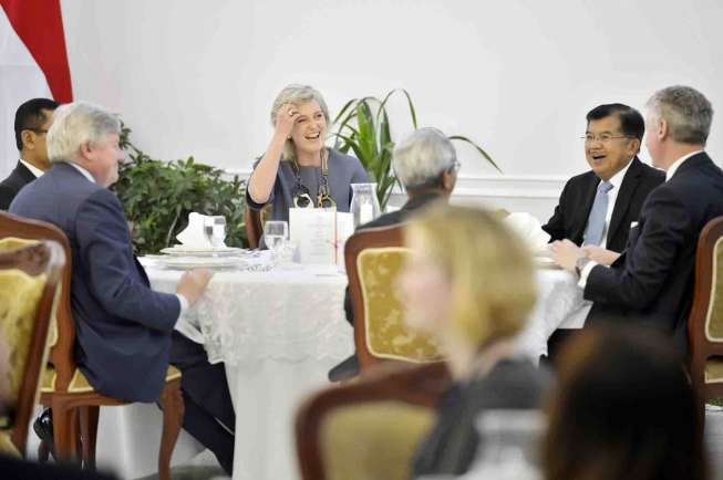 Wakil Presiden Jusuf Kalla menerima kunjungan kehormatan Putri Astrid dari Kerajaan Belgia di Istana Wapres, Jakarta, Senin (14/3).