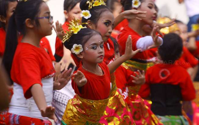 Peserta mengikuti flashmob 1000 penari tradisonal Tari Pendet Bali dalam rangkaian HUT ke 236 Museum Nasional, Jakarta, Sabtu (23/4).