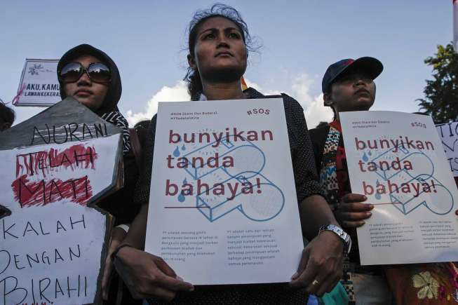 Komite Aksi Perempuan dan berbagai elemen menggelar aksi "Save Our Sister" dan "Nyalakan Tanda Bahaya" dengan menyalakan lilin dan di depan Istana Merdeka, Jakarta, Rabu (4/5).