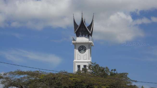 Jam Gadang di Bukittinggi Sumatera Barat. [Suara.com/Adhitya Himawan]