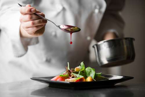 Ilustrasi chef sedang memasak di dapur. [Shutterstock]