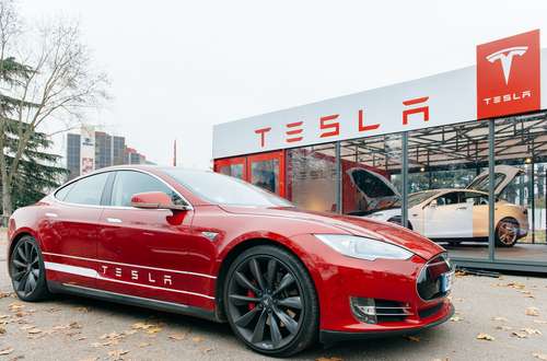 Ilustrasi mobil listrik Tesla Model S (Shutterstock).