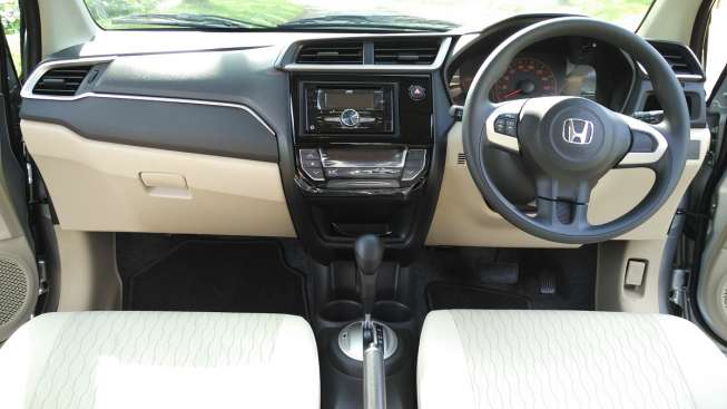 Penampakan dashboard New Honda Brio Satya (Suara.com/Insan Akbar Krisnamusi).