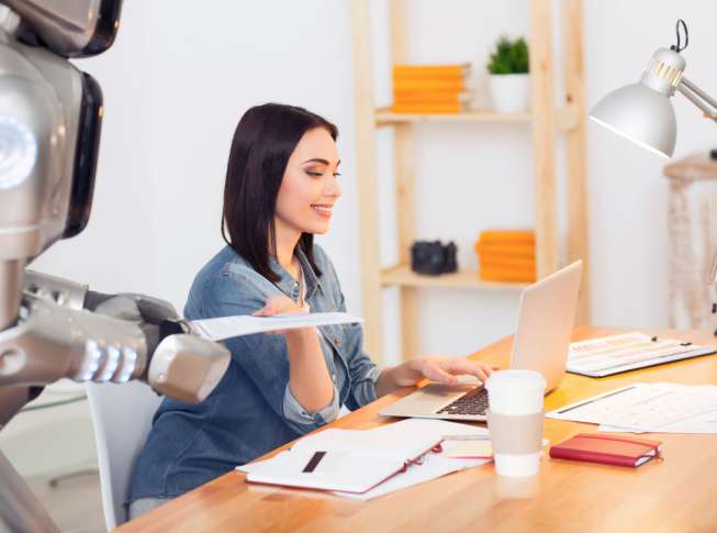 Ilustrasi wanita bekerja di kantor. (Shutterstock)