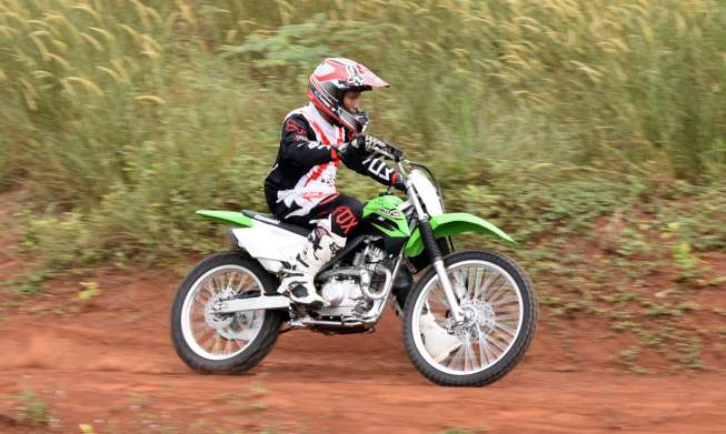 Sepeda motor New Kawasaki KLX diuji di Pagedangan Off Road Track, BSD City, Banten, Minggu (5/6)  [Suara.com/PT KMI].
