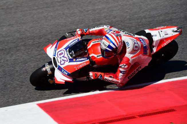 Andrea Dovizioso saat berlaga di atas motornya. (AFP)