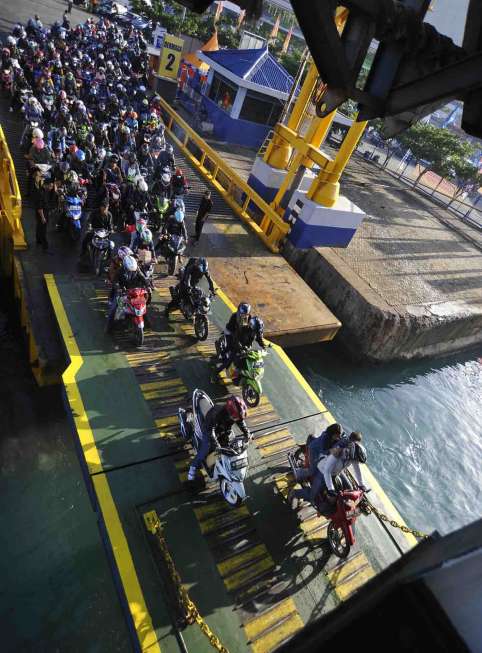 Pemudik yang akan menyebrang ke Pulau Sumatera di Pelabuhan Merak, Banten, Sabtu (2/7).