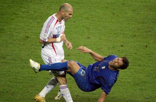 Marco Materazzi (kanan) terjungkal usai ditanduk Zinedine Zidane pada final Piala Dunia 2006 [AFP/John Macdougall]