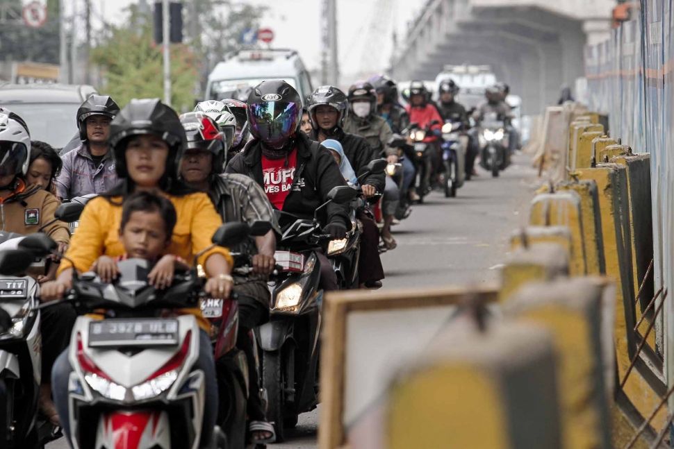 Ilustrasi mudik dengan sepeda motor [suara.com/Kurniawan Mas'ud]