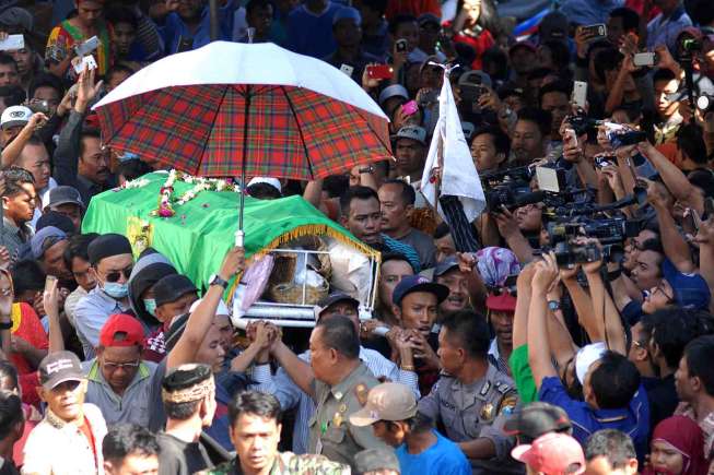 Pemakaman terpidana mati kasus penyalahgunaan narkoba berkewarganegaraan Indonesia, Freddy Budiman di Tempat Pemakaman Umum Mbah Ratu, Surabaya, Jawa Timur, Jumat (29/7).