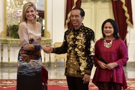 Presiden Joko Widodo dan Ibu Negara Iriana Widodo menyambut Ratu Kerajaan Belanda Maxima di Istana Merdeka, Jakarta, Kamis (1/9/2016). [Antara/Puspa Perwitasari]