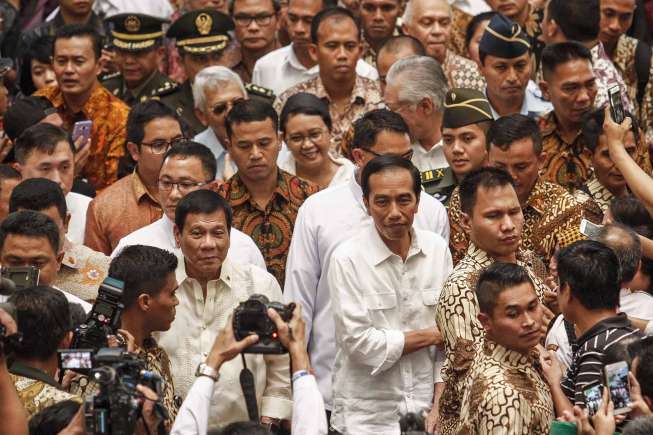 Jokowi Dan Duterte Blusukan Ke Tanah Abang