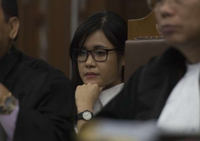 Terdakwa Jessica Kumala Wongso mendengarkan keterangan saksi dalam sidang lanjutan kasus kematian Wayan Mirna Salihin di Pengadilan Negeri Jakarta Pusat, Jakarta, Senin (26/9) [Antara/Rosa Panggabean].