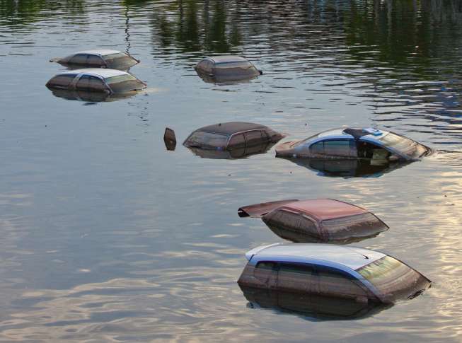 Ilustrasi mobil terendam banjir. [Shutterstock]