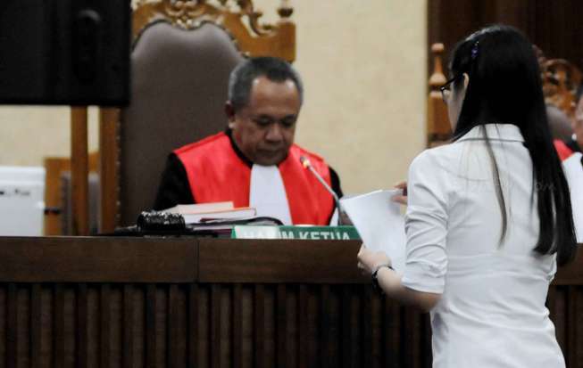 Hakim ketua Kisworo dan terdakwa kasus pembunuhan Wayan Mirna Salihin, Jessica Kumala Wongso, di PN Jakarta Pusat, Rabu (12/10/2016). [Suara.com/Oke Atmaja]