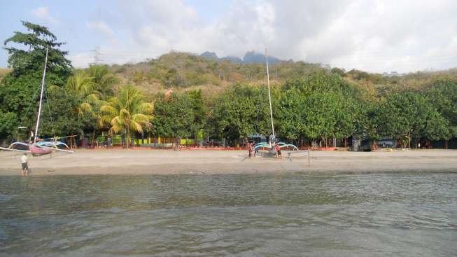 Destinasi wisata bahari Pantai Pasir Putih, Situbondo, Jawa Timur. [Suara.com/Adhitya Himawan]