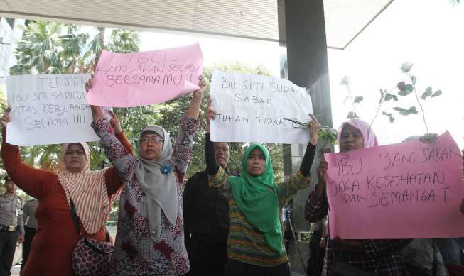 Mantan Menteri Kesehatan Siti Fadilah Supari menjalani pemeriksan perdana di kantor Komisi Pemberantasan Korupsi (KPK), di Jakarta, Selasa (1/11).