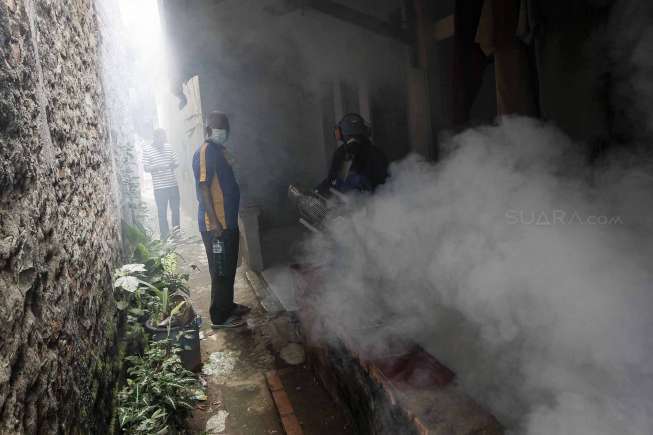 Petugas melakukan pangasapan (fogging) di Kecamatan Kramat Jati, Jakarta, Kamis (17/11).