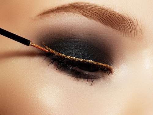 Ilustrasi pemakaian eyeliner. [Shutterstock]