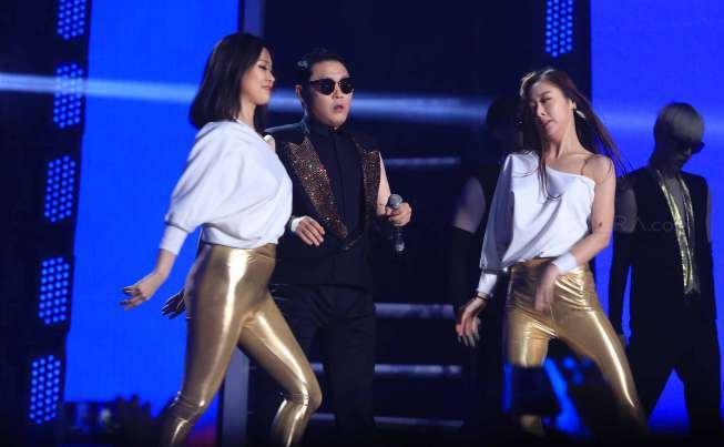 Psy saat beraksi di Indonesia Convention Exhibition (ICE), BSD, Tangerang, Kamis (24/11/2016) [suara.com/Nanda]