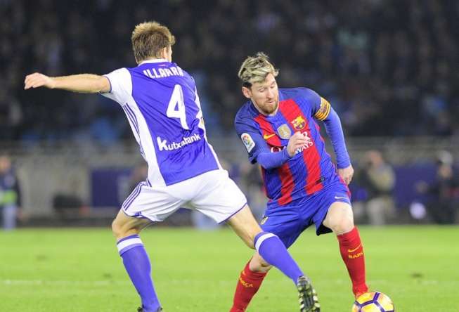 Striker Barcelona, Lionel Messi (kanan), mengecoh gelandang Real Sociedad, Asier Illarramendi, saat kedua tim bermain imbang 1-1, Minggu (27/11/2016) [AFP/Ander Gillenea]