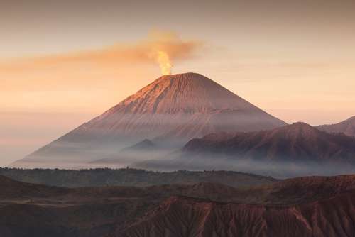 Keluarnya magma ke permukaan bumi melalui gunung api dalam bentuk lelehan lava disebut