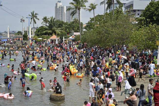 Pantai Ancol Padat Pengunjung Bagian 3