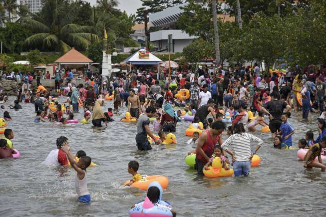 Pantai Ancol Padat Pengunjung Pantai Ancol Padat Pengunjung