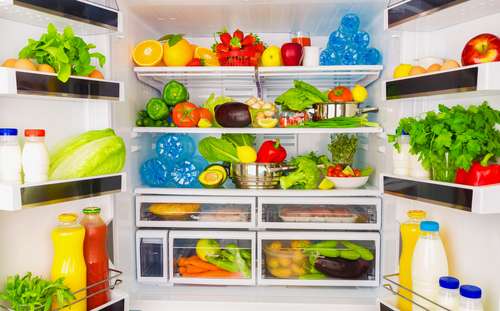 Makanan dan minuman di dalam kulkas [shuttertock]