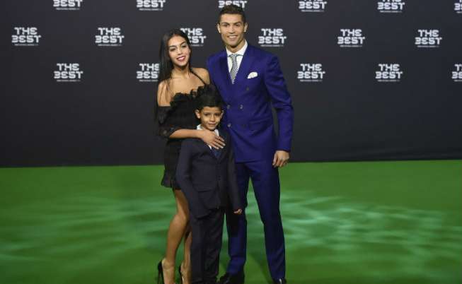 Pemain Real Madrid Cristiano Ronaldo berfoto dengan pacar barunya,  Georgina Rodriguez serta anaknya Cristiano Ronaldo Jr. MICHAEL BUHOLZER / AFP