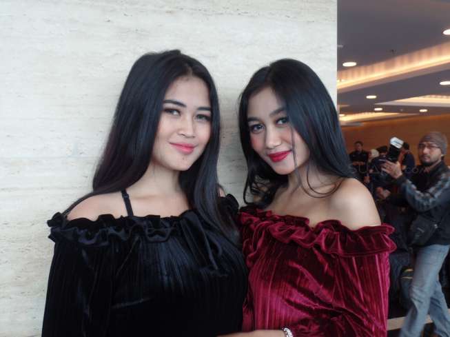 Ovi Sovianti (kiri) dan Pamela Savitri personel Duo Serigala di jumpa pers Dahsyatnya Awards 2017 di Kebon Jeruk, Jakarta Barat, Senin (16/1/2017). [suara.com/Ismail]