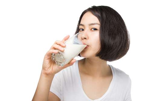 Seorang perempuan minum susu. [shutterstock]