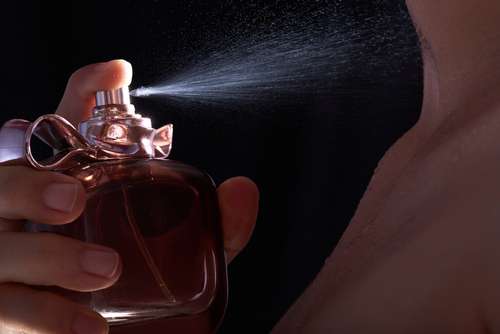 Ilustrasi menyemprotkan parfum ke tubuh. (Shutterstock)