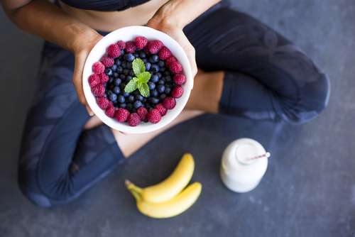 Ilustrasi diet, makan buah. (Shutterstock)