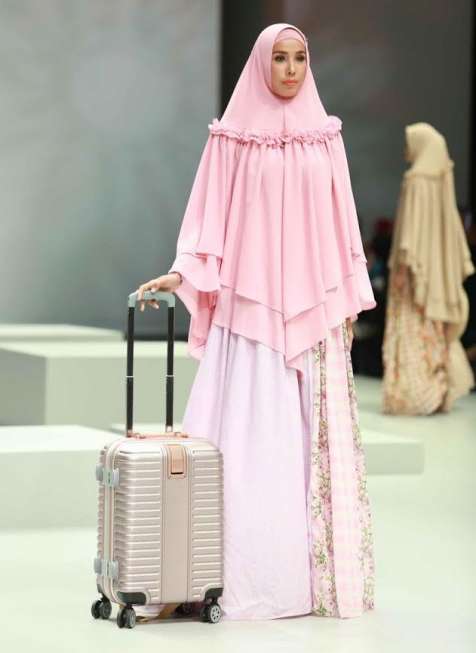 Jawhara menghadirkan koleksi busana muslim syar'i untuk travelling di ajang JFW 2017 di Jakarta, Jumat malam (3/2/2017). [Suara.com/Dinda Rachmawati]