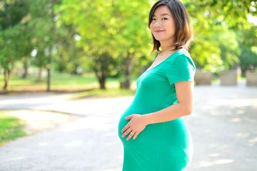 Seorang perempuan hamil sedang bersantai di taman. [shutterstock]