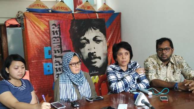 Suciwati, istri mendiang aktivis HAM Munir, Koordinator KontraS Haris Azhar, dan aktivis KontraS lainnya, menggelar konferensi pers di kantor KontraS, Kramat, Jakarta, Sabtu (18/2/2017). [Suara.com/Ummy Hadyah Saleh]