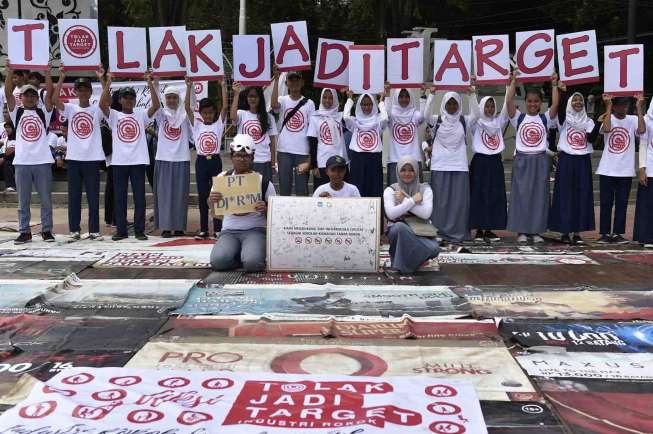 Sejumlah pelajar menggelar aksi #TolakJadiTarget iklan rokok di kawasan Silang Monas, Jakarta, Sabtu (25/2).